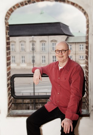 Carsten Birken - Daglig leder af Føniks Misbrugsbehandling - sidder i vinduet på Nybrogade 20